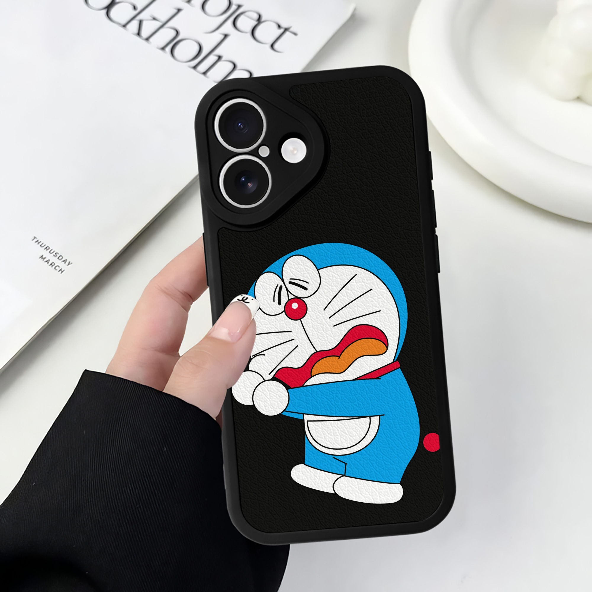 （画像用） ドラえもん Doraemon 【iPhone 16シリーズ対応】シリコンスマホケース（レザー調） 材質：シリコン